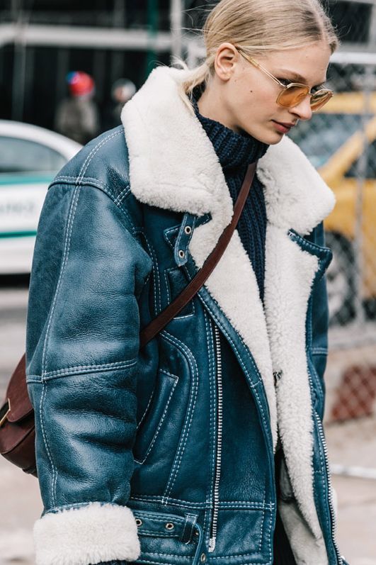 abrigo-borreguito-341bpr-1.jpg La chaqueta de aviador (con borrego) es el abrigo que las prescriptoras de moda están llevando a todas horas | Vogue España - Imagen 1