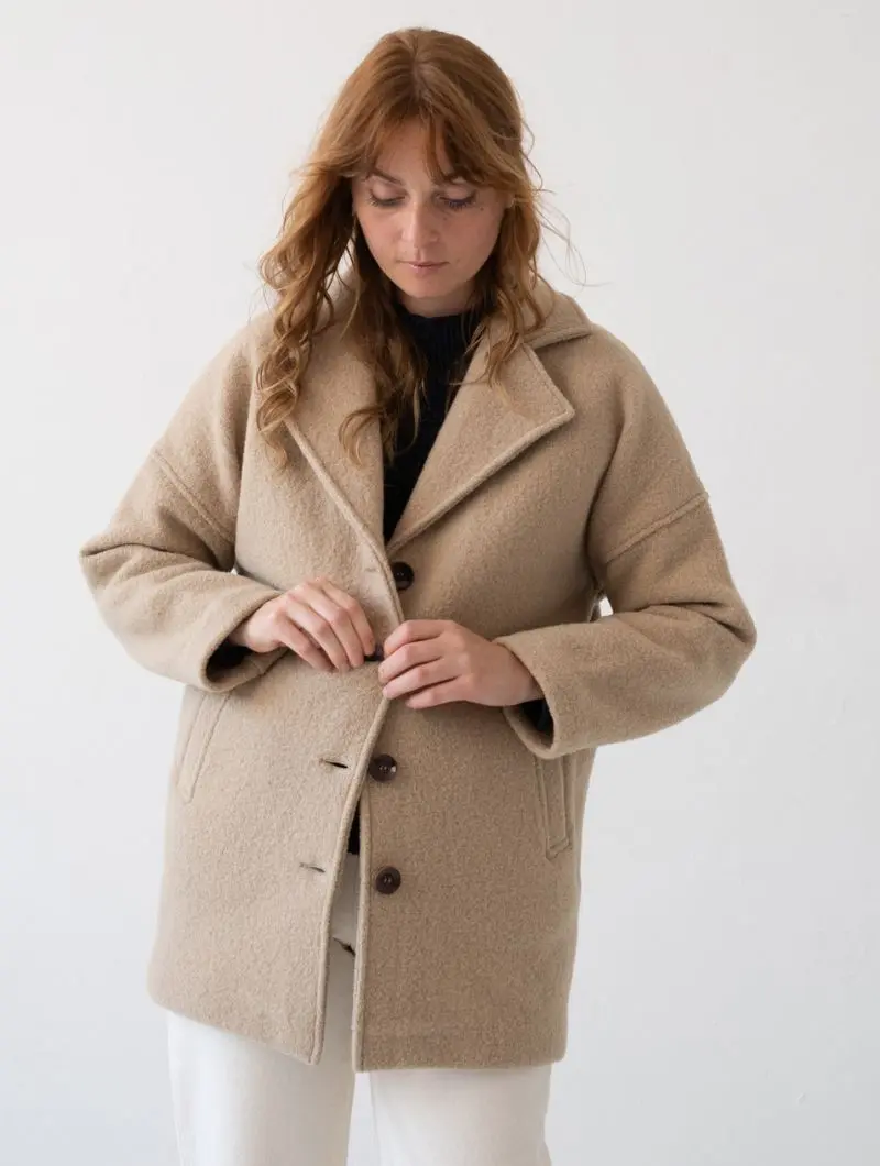 abrigo-de-lana-mujer-906mrd.webp Abrigo beige para mujer de lana merino Hecho en España Fieito - Imagen 1