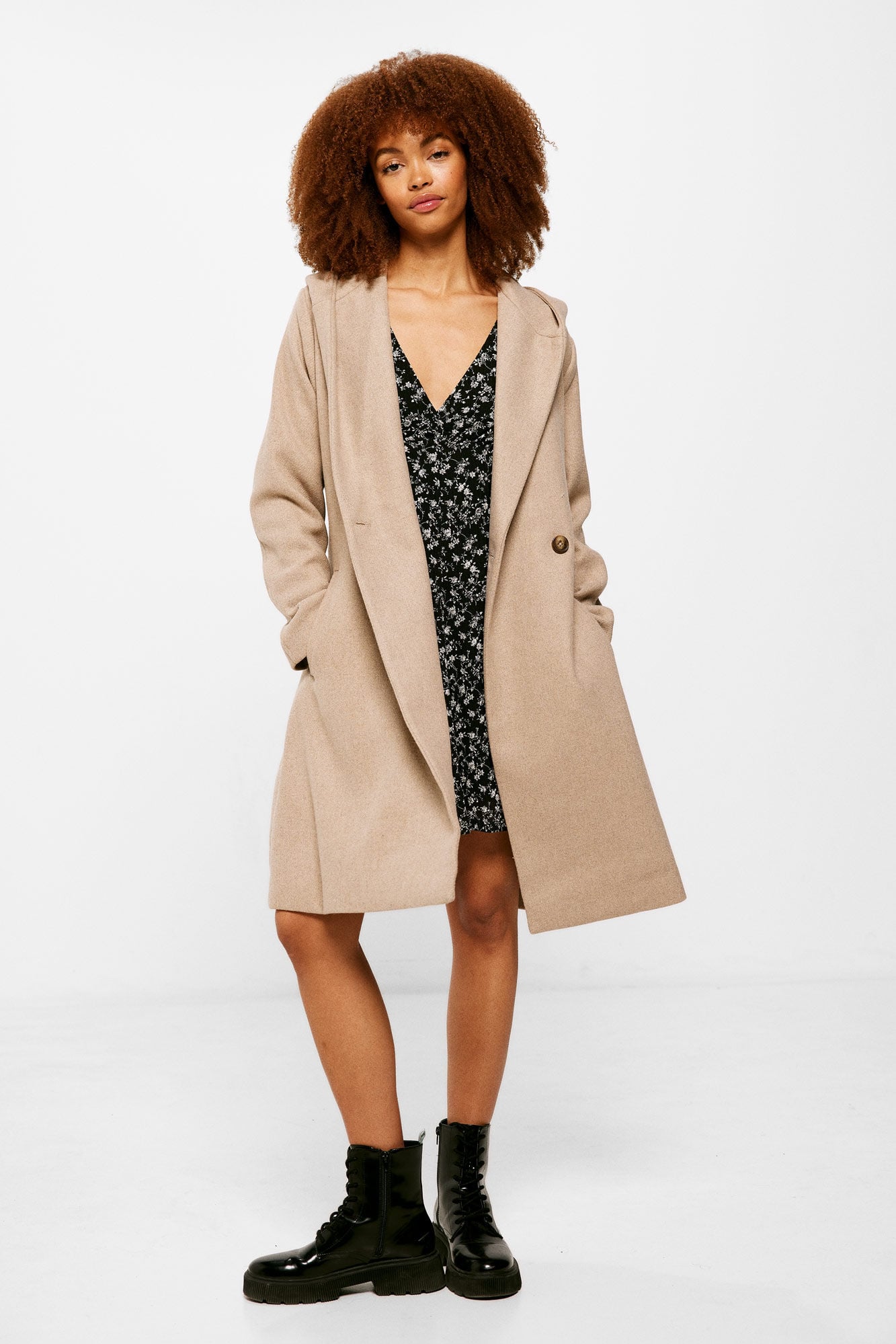 abrigo-de-mujer-885gzy-1.jpg Abrigo Cinturón | Abrigos y Parkas de Mujer | Cortefiel - Imagen 1