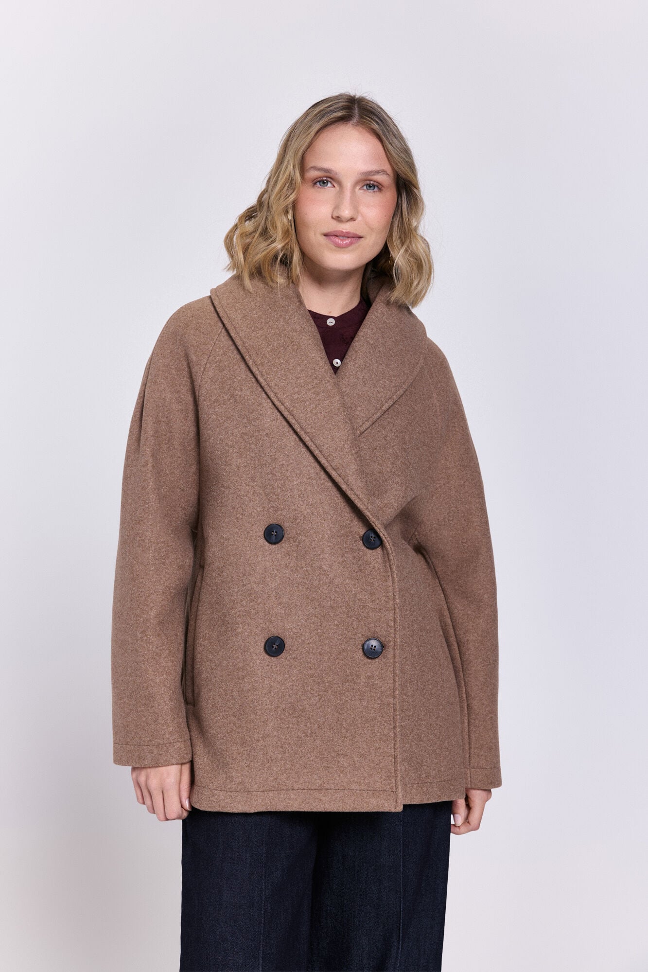 abrigo-de-pano-mujer-589cmw.jpg Abrigo de paño corto color camel | Ofertas en abrigos y parkas de mujer | Fifty Outlet - Imagen 1