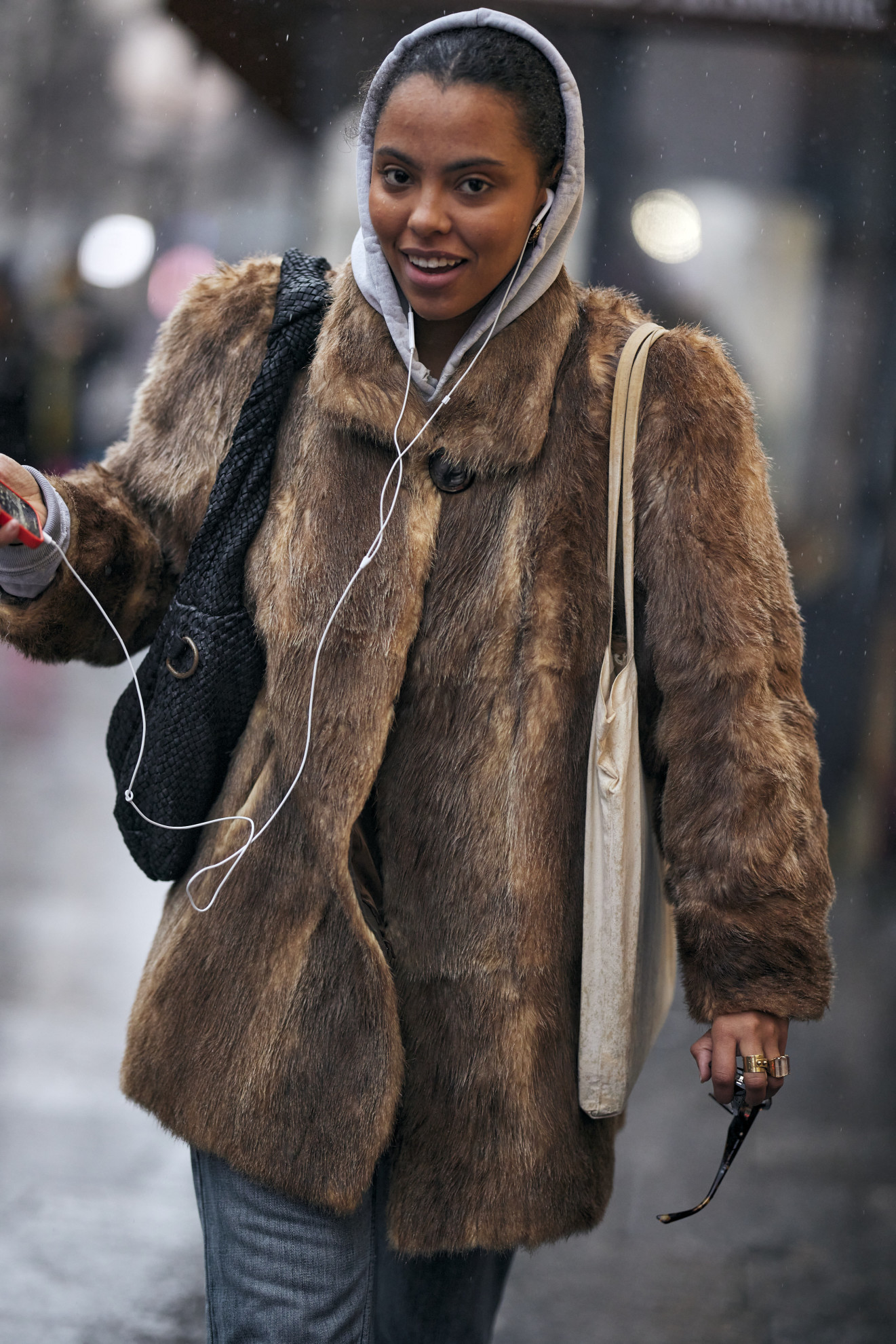 abrigo-de-pelo-203gpq-1.jpg Según el street style parisino el abrigo de pelo de toda la vida es tendencia: 5 modelos elegantes, calentitos y rebajados - Imagen 1
