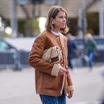 Abrigo de doble faz, la tendencia invernal que mejor queda con vaqueros y que aman las estilistas