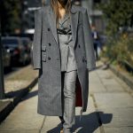 Siete maneras de combinar un abrigo gris (de manera rompedora) que demuestran que es un clásico que jamás pasará de moda