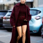 El abrigo largo que las chicas bajitas adorarán resume todas las tendencias del invierno 2026 | Vogue España