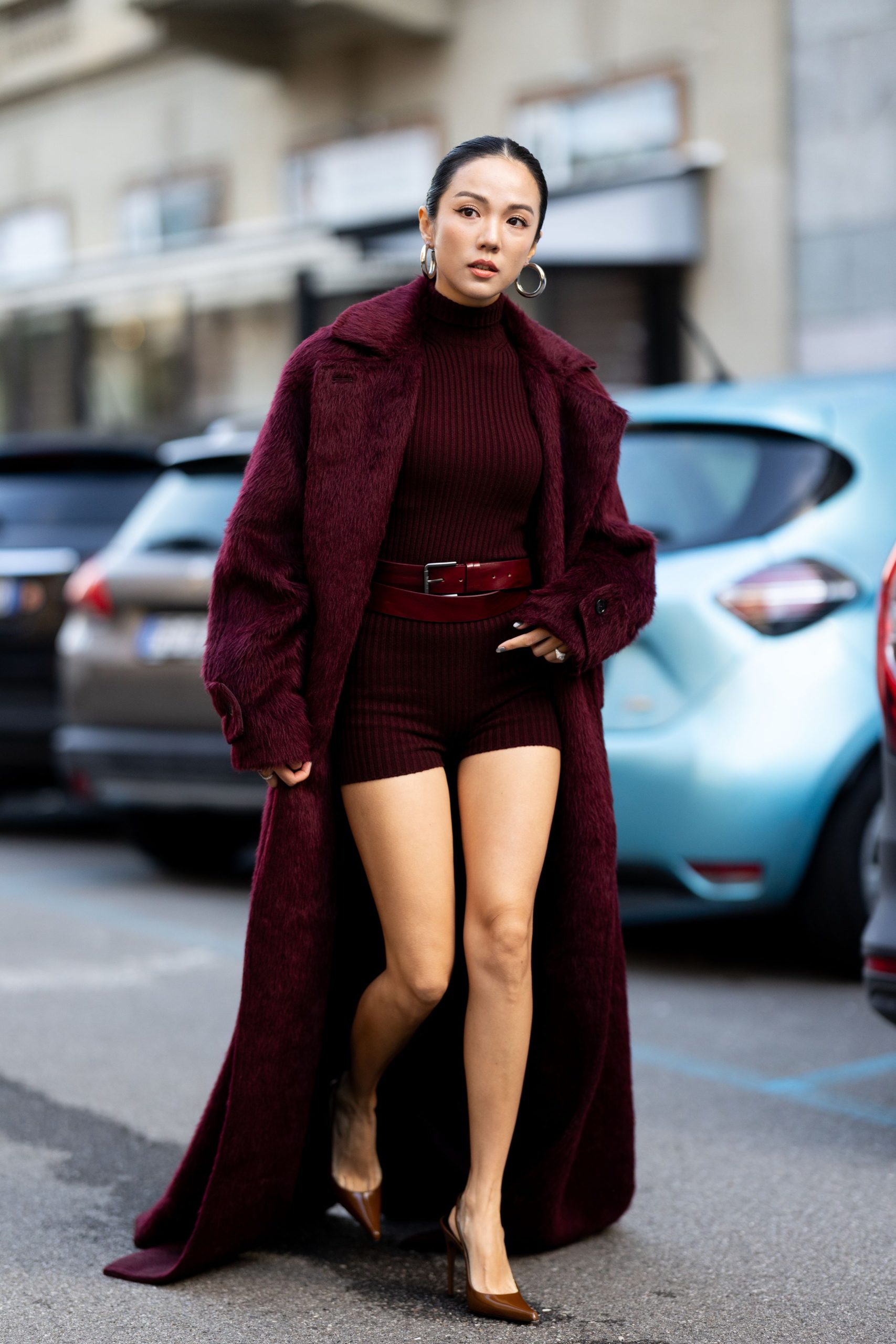 abrigo-invierno-mujer-651kyq-1.jpg El abrigo largo que las chicas bajitas adorarán resume todas las tendencias del invierno 2026 | Vogue España - Imagen 1
