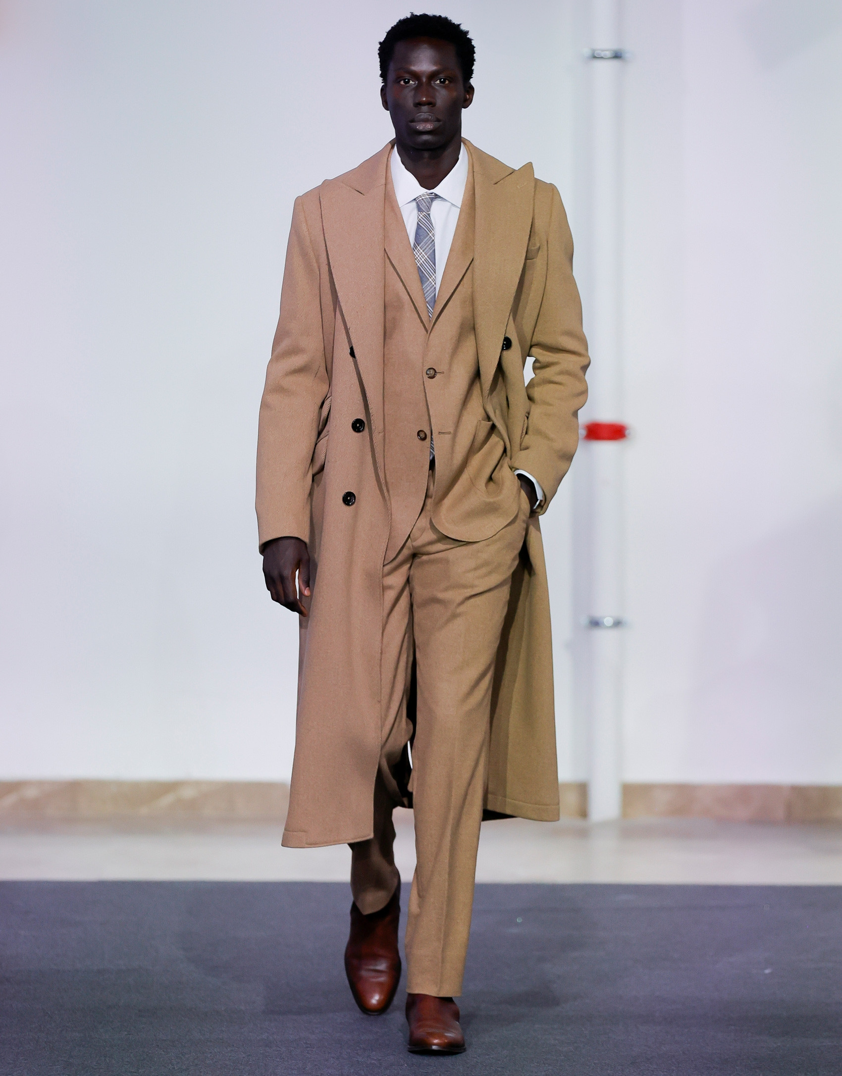 abrigo-lana-hombre-755kdx-1.jpg Abrigo paño lana camel Hombre OI2024 | Roberto Verino - Imagen 1
