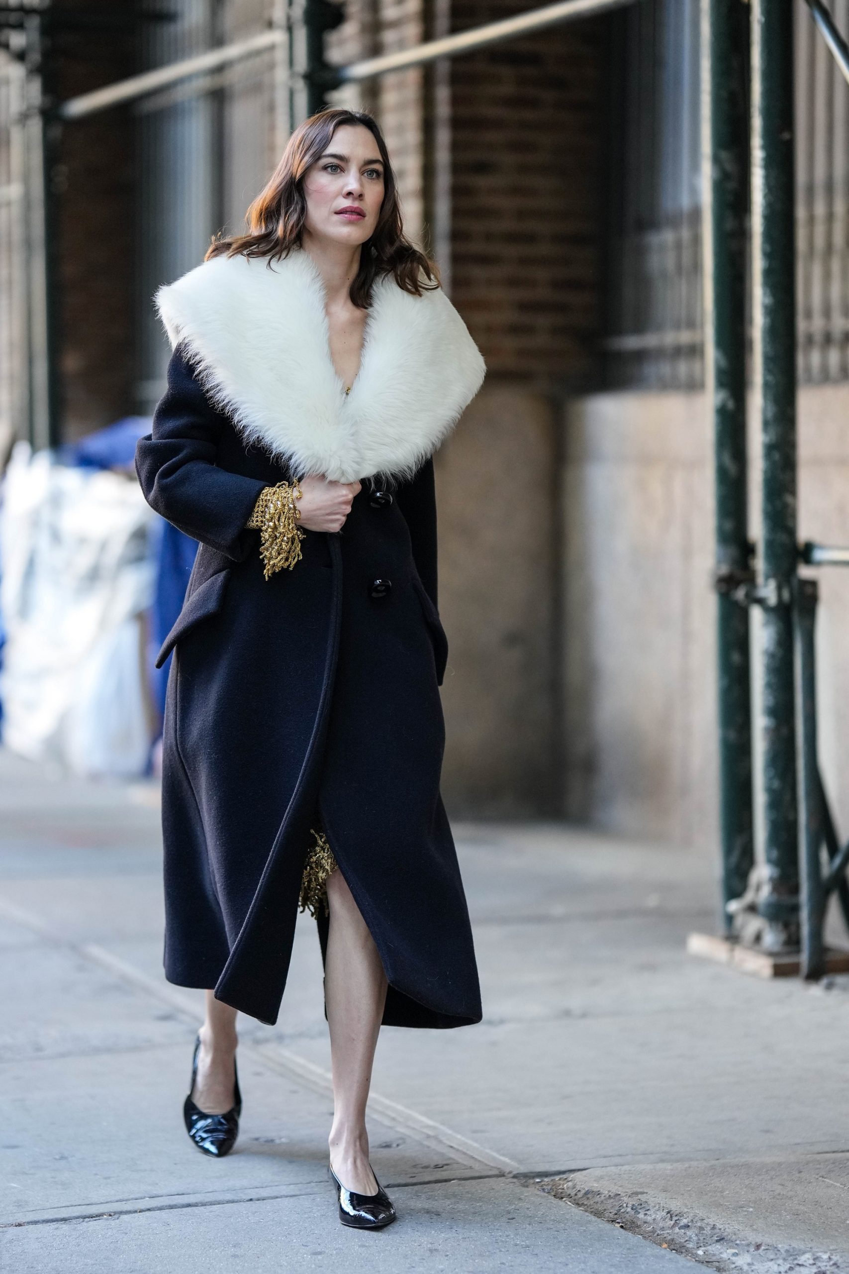 Street Style - February 2023 - New York Fashion Week Estos 4 abrigos elegantes de Mango serán la mejor inversión de este invierno porque valen por dos | Telva.com - Imagen 1