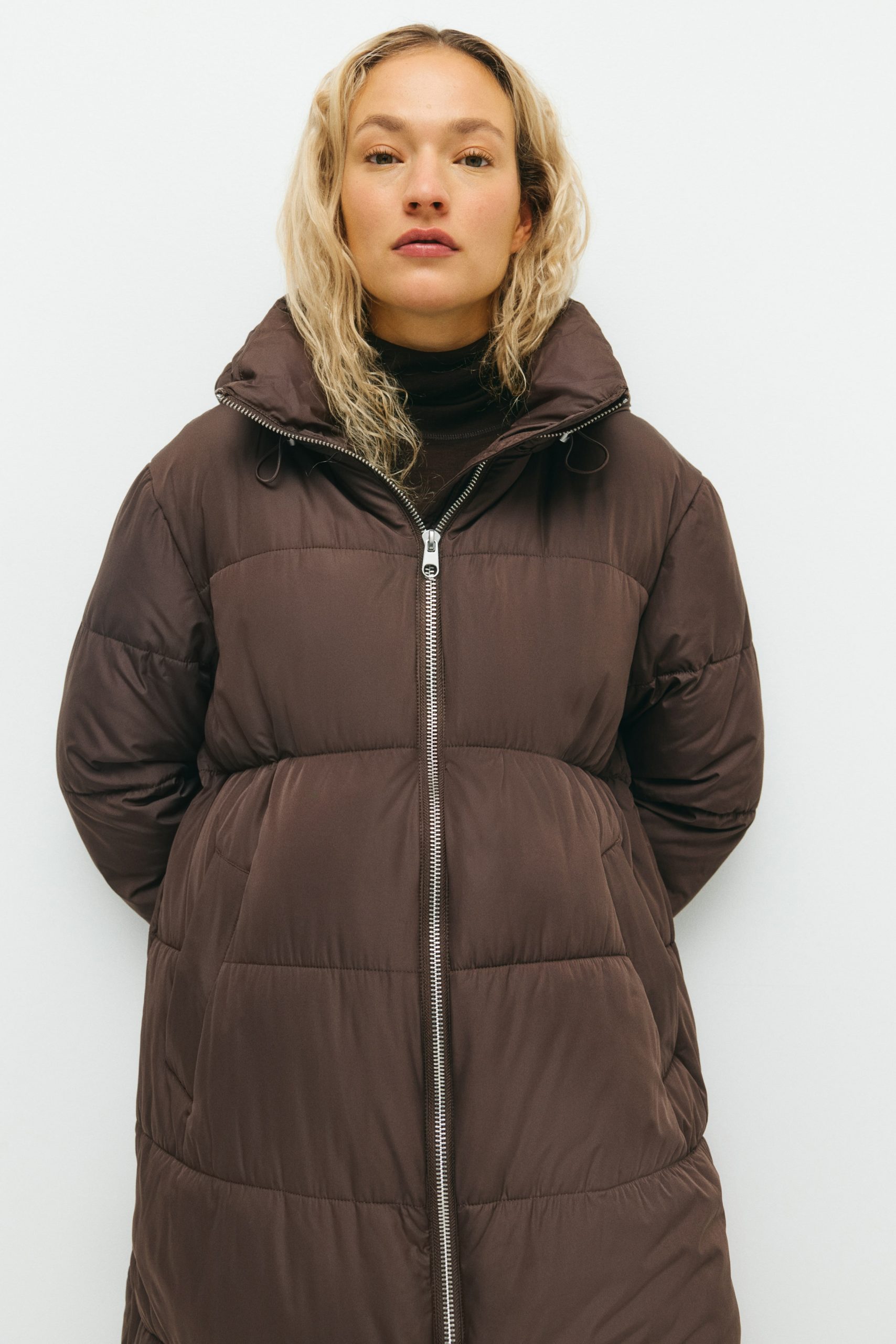abrigo-marron-mujer-094uym-1.jpg MAMA Abrigo acolchado Marrón oscuro MUJER | H&M ES - Imagen 1