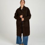 Abrigo largo de ante marrón oscuro con cuello camisero mujer