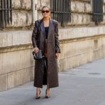 El abrigo de piel largo esta de moda este otoño y así se lleva según las pasarelas