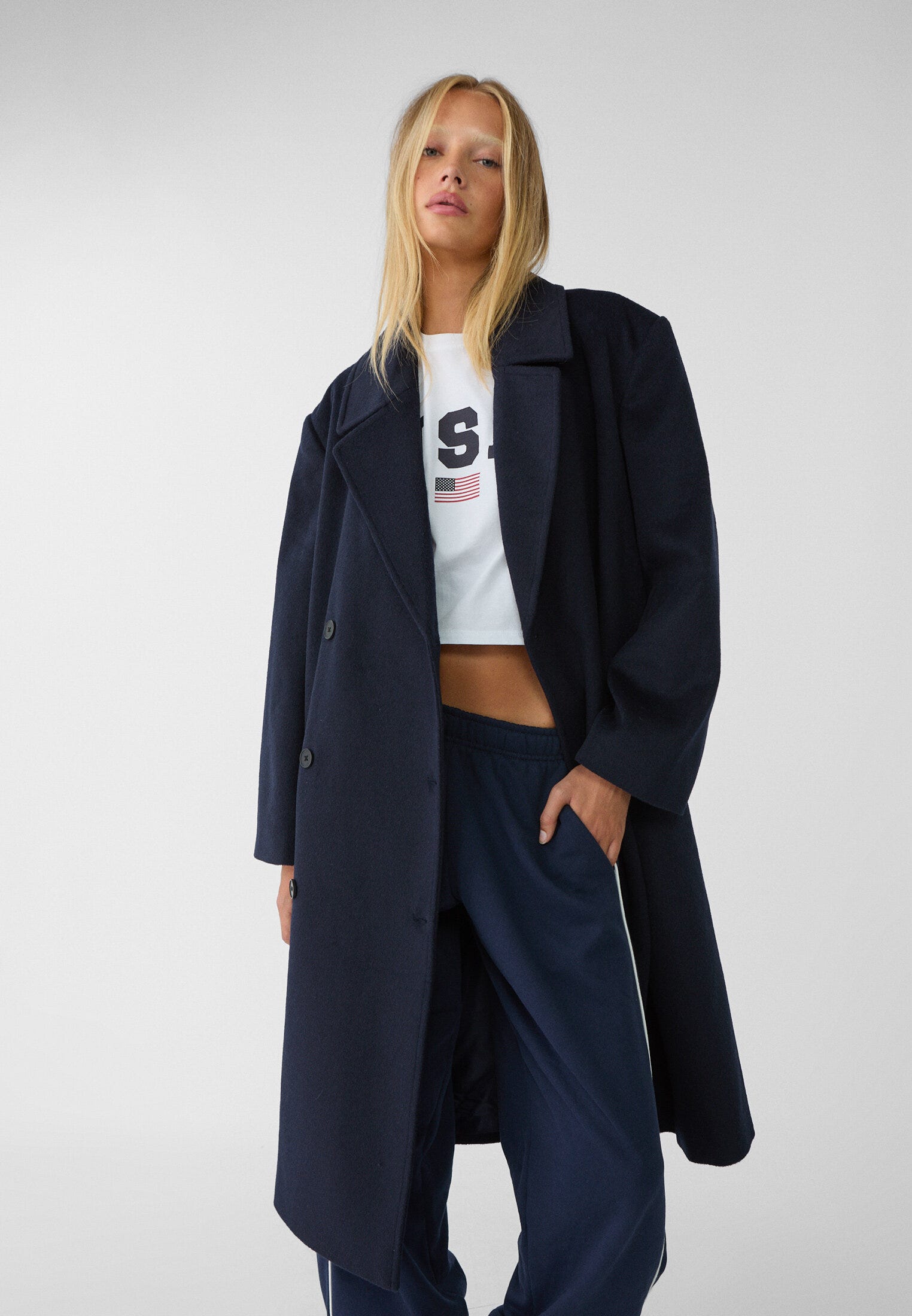 abrigos-mujer-stradivarius-775opk-1.jpg El abrigo de Stradivarius que las expertas en moda agotarán en tiempo récord porque es elegante, inspira lujo silencioso y combina con los looks de otoño - Imagen 1