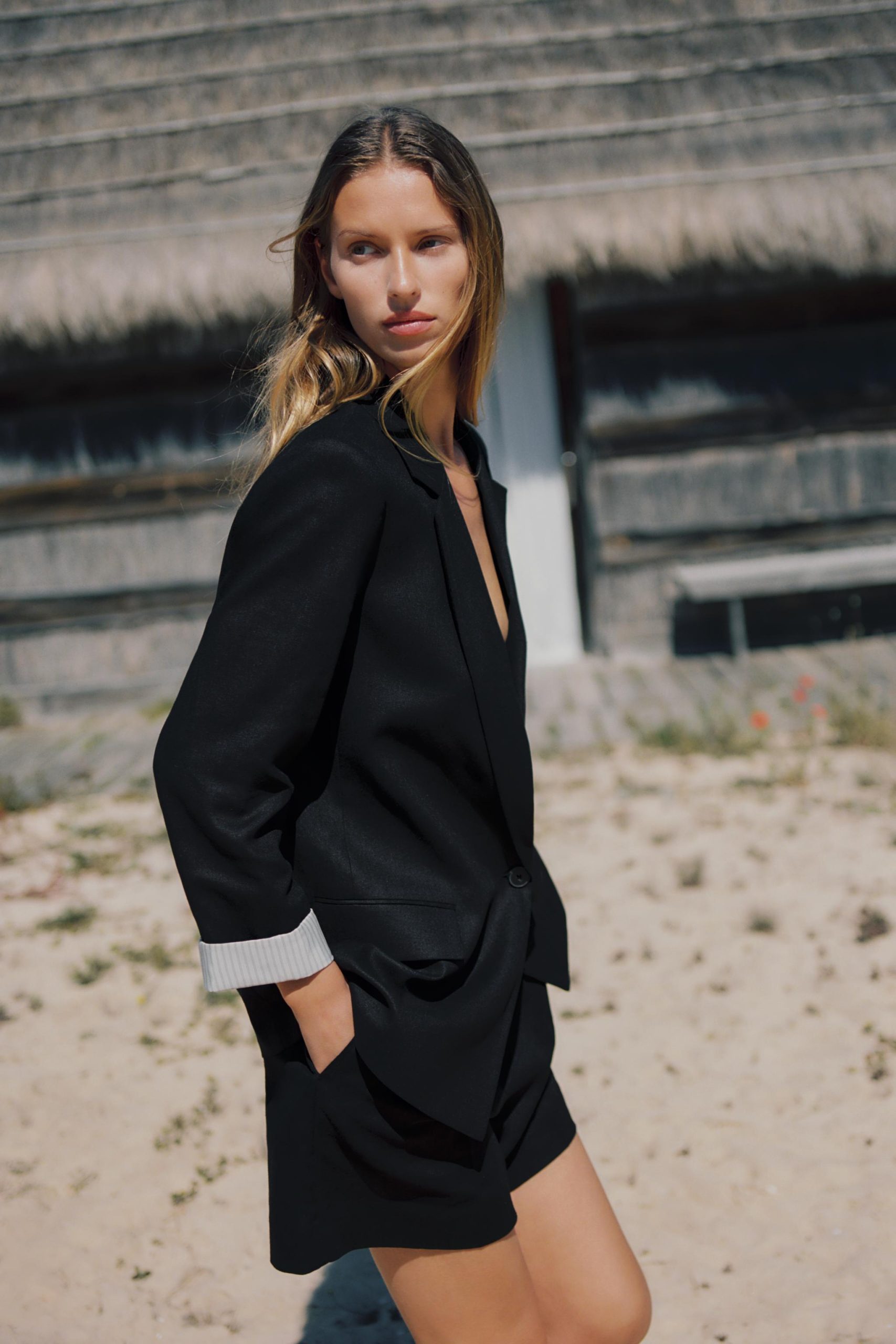 blazer-de-mujer-809msx-1.jpg 8 blazers de lino de Zara y El Corte Inglés que te darán un toque de elegancia esta primavera | Moda - Imagen 1