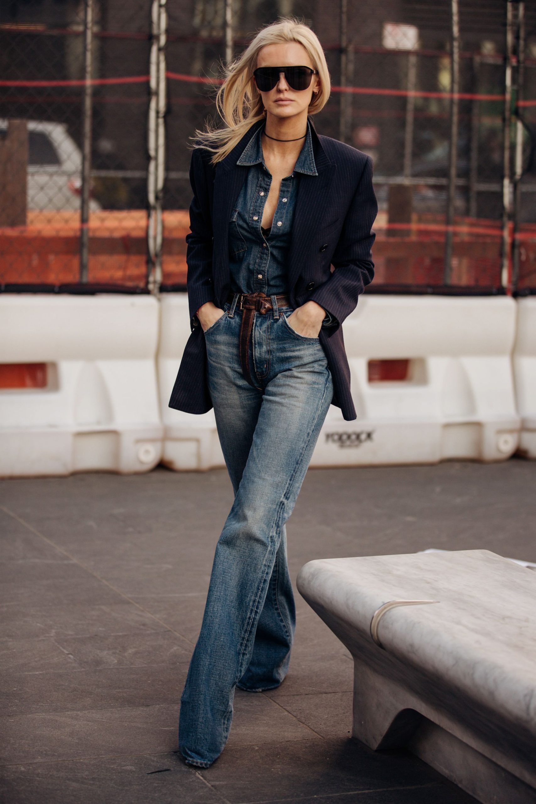 blazer-negra-mujer-302jot-1.jpg El blazer negro (o por qué para seguir las tendencias de la temporada sólo necesitas optimizar la prenda que ya cuelga en tu armario) | Vogue España - Imagen 1