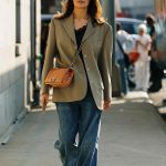 Blazers oversize para rejuvenecer tus looks de entretiempo a los 50 | Mujerhoy