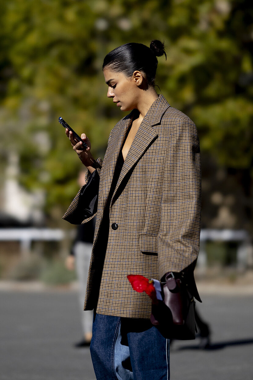 blazer-oversize-mujer-745ozi-1.jpg 5 ideas vistas en Instagram para llevar bien el blazer oversize este otoño | Telva.com - Imagen 1