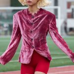 Chaqueta de terciopelo: la prenda básica de las reinas que este invierno arrasa en Mango y Zara por su elegancia