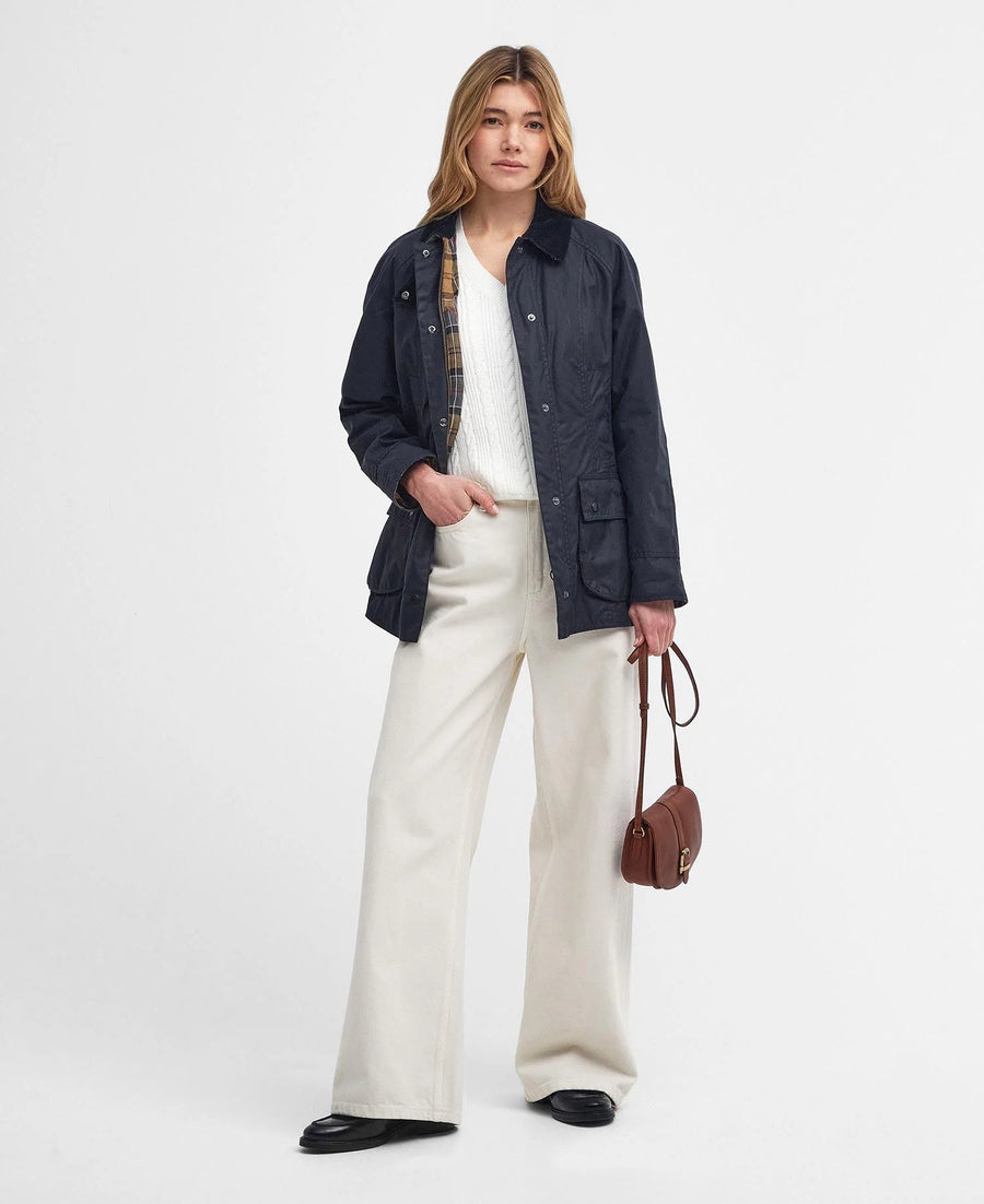 chaqueta-azul-marino-mujer-877efg-1.jpg Chaqueta encerada Barbour Beadnell para mujer color AZUL Navy – Safari Master online - Imagen 1