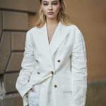 La chaqueta blanca es tendencia en primavera, así que guarda estas cuatro maneras de combinarla | Moda