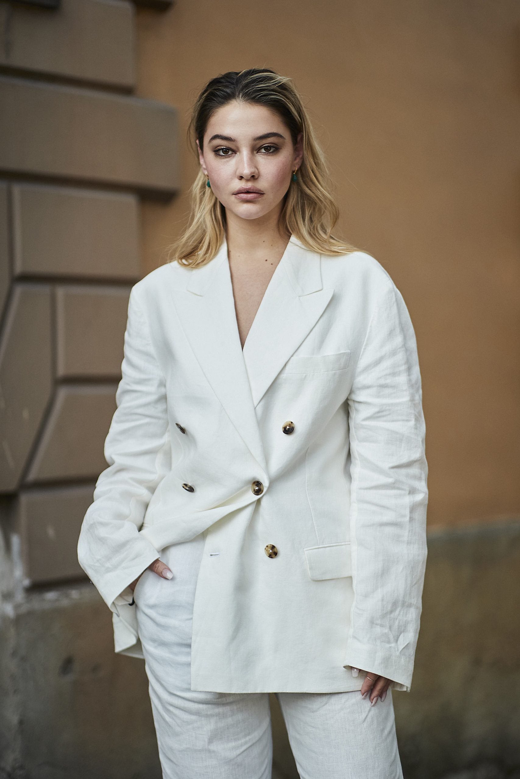 info@imaxtree.com La chaqueta blanca es tendencia en primavera, así que guarda estas cuatro maneras de combinarla | Moda - Imagen 1