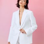Chaqueta estilo blazer blanca con solapas y botón joya | INVITADISIMA