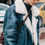 La chaqueta de aviador (con borrego) es el abrigo que las prescriptoras de moda están llevando a todas horas | Vogue España