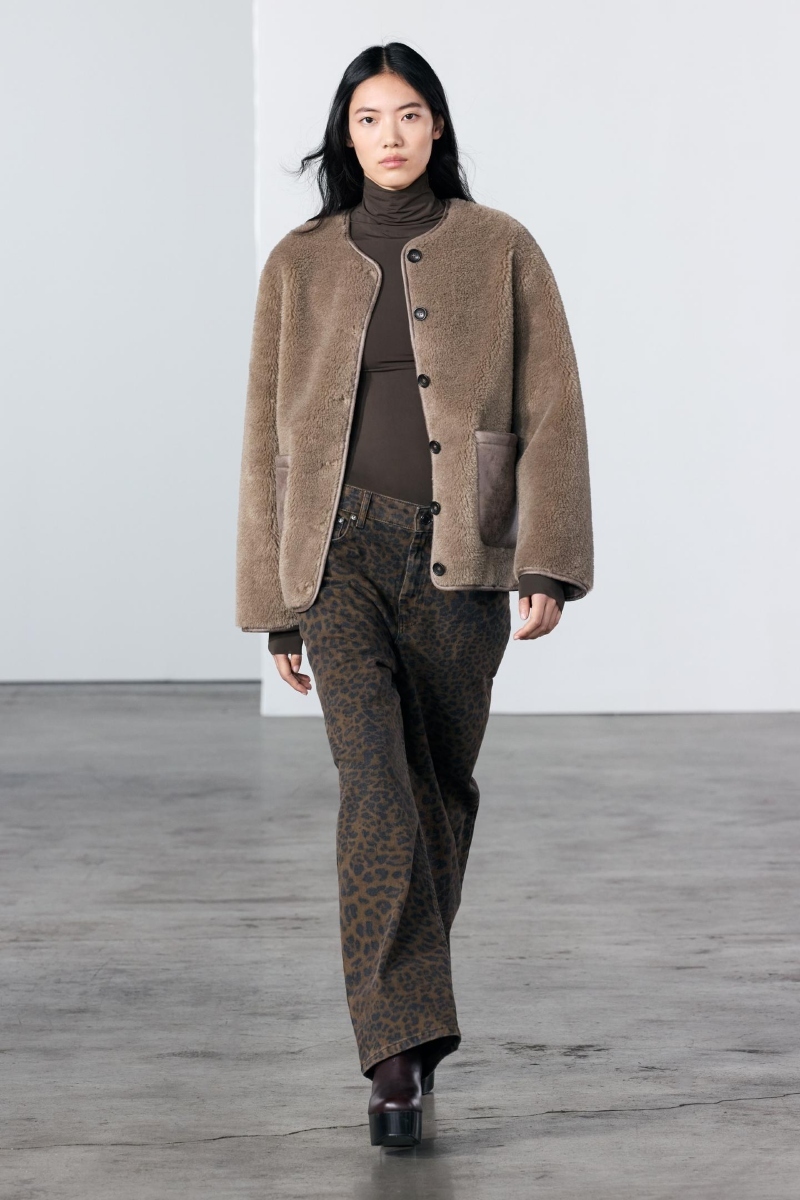 chaqueta-borreguito-939tcd-1.jpg Ni abrigos de lana ni plumas: Las 8 chaquetas de borreguito de Zara que están arrasando y son ideales para combinarlas con vaqueros | Moda - Imagen 1