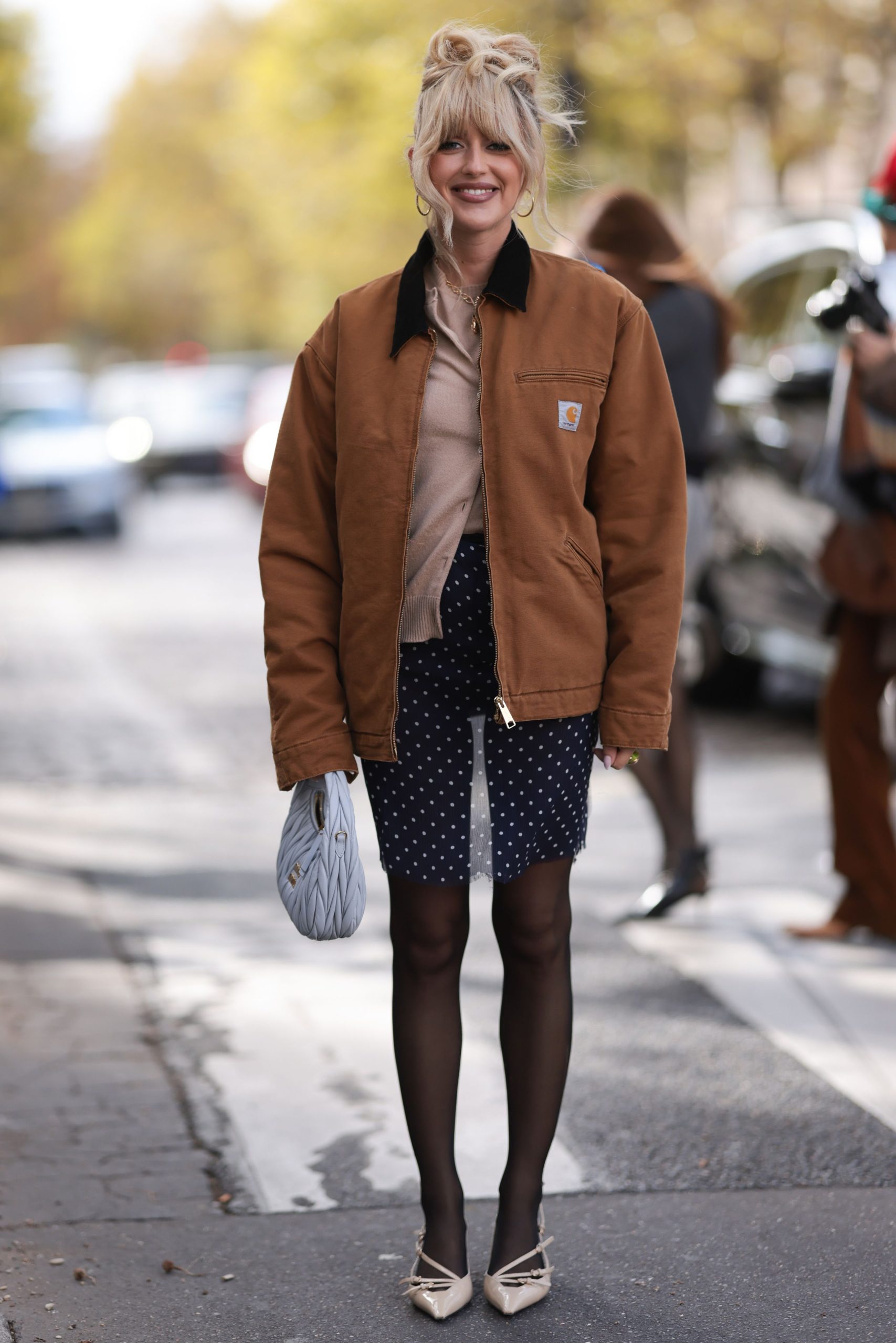 chaqueta-carhartt-693xua-1.jpg Carhartt: sí, la cazadora que inunda de nuevo el 'street style' está inspirada en la ropa de trabajo | Vogue España - Imagen 1