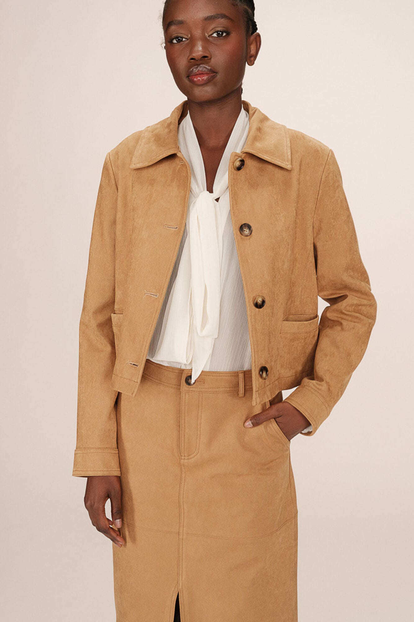 chaqueta-corta-mujer-366fek-1.jpg Chaqueta corta de ante sintético | Ofertas en cazadoras y chaquetas de mujer | Fifty Outlet - Imagen 1