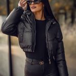 Chaqueta corta de invierno acolchada con capucha para mujer negro Bolf 5M3260