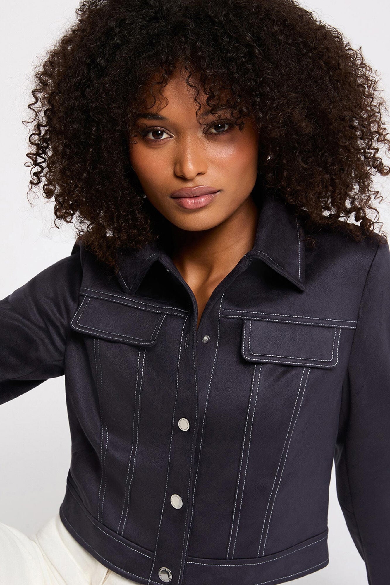 chaqueta-corta-mujer-619ygt-1.jpg Chaqueta corta de ante | Chaquetas de Mujer | Cortefiel - Imagen 1