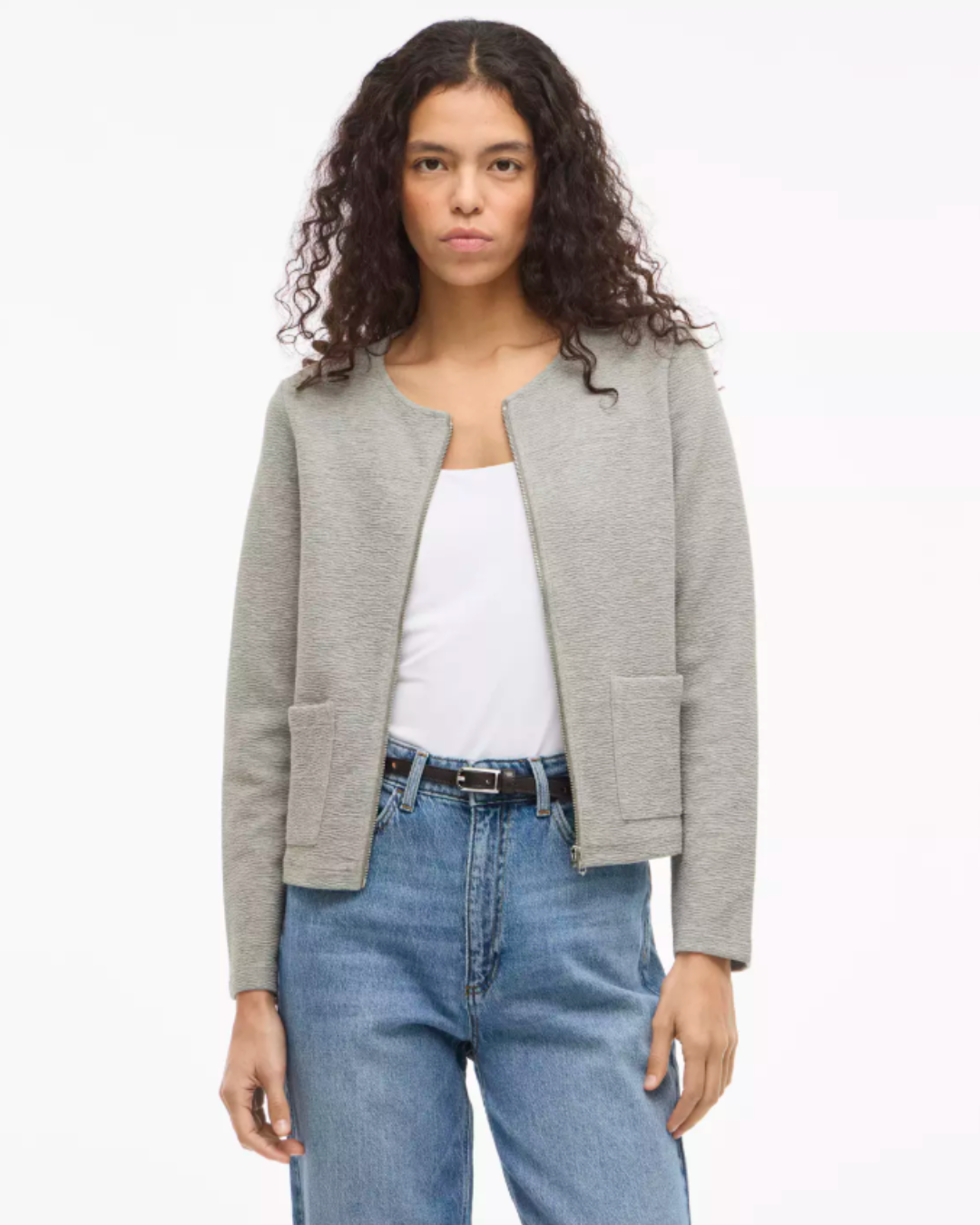 chaqueta-corta-mujer-713xwp.png Chaqueta corta gris con cremallera VILA - Imagen 1