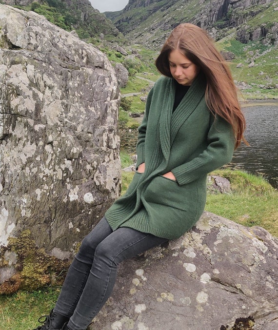 chaqueta-de-punto-mujer-091buj-1.jpg Chaqueta larga de punto con borde acanalado para mujer con bolsillos 100 % lana de cordero suave y nueva Verde musgo Muy cálida y gruesa HECHA A MANO EN IRLANDA Etsy España - Imagen 1