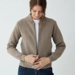 Chaqueta lisa de punto con cuello bomber para mujer