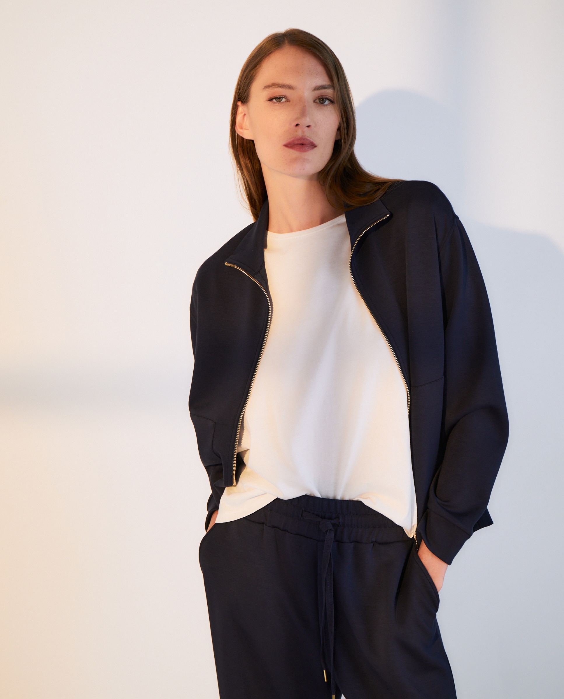chaqueta-deportiva-mujer-090jnb-1.jpg Chaqueta deportiva con cremallera de mujer Woman El Corte Inglés Azul marino 36/XS - Imagen 1