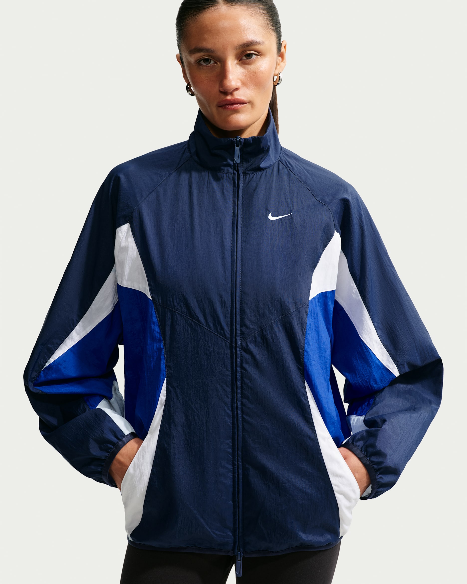 chaqueta-deportiva-mujer-836jrq-1.jpg Nike Sportswear Chaqueta deportiva oversize Mujer Midnight Navy/Old Royal/Blanco/Blanco - Imagen 1