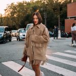 3 looks para perderle el miedo a la chaqueta de flecos | Vogue España