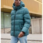 Chaqueta de invierno con capucha desmontable.