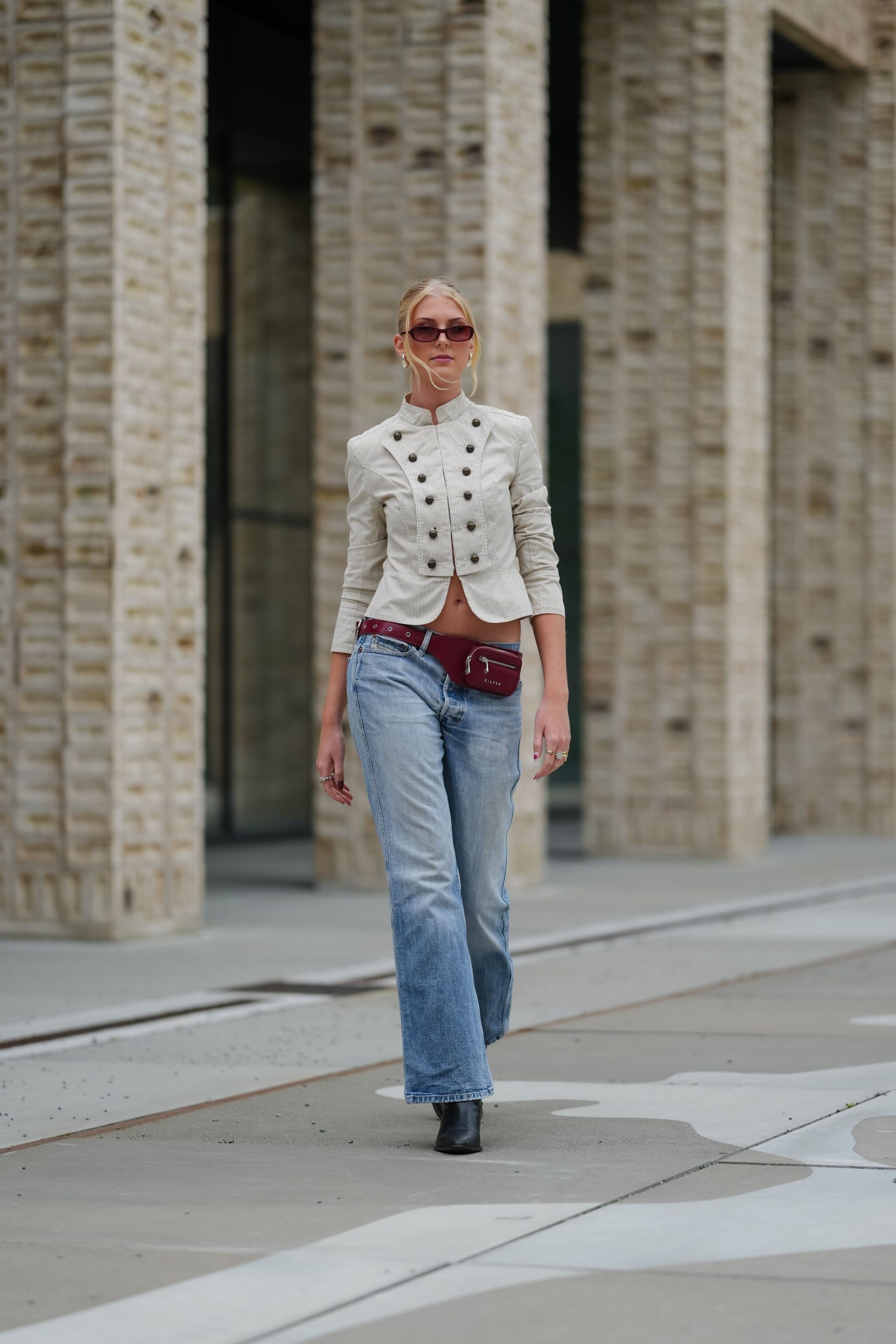 chaqueta-militar-mujer-424mkm-1.jpg Chaquetas militares: la prenda exterior que nos fascinará este otoño invierno 2025/26 al igual que lo hacía en 2010 | Vogue España - Imagen 1