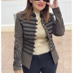 Chaqueta Militar con Detalles en Negro y Botones | Elegancia y Estilo