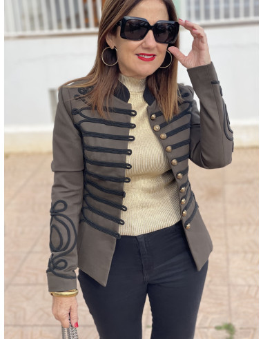 chaqueta-militar-mujer-562lxw-1.jpg Chaqueta Militar con Detalles en Negro y Botones | Elegancia y Estilo - Imagen 1