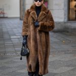 5 maneras distintas de llevar abrigos de pelo este otoño invierno 2025/26 | Vogue España