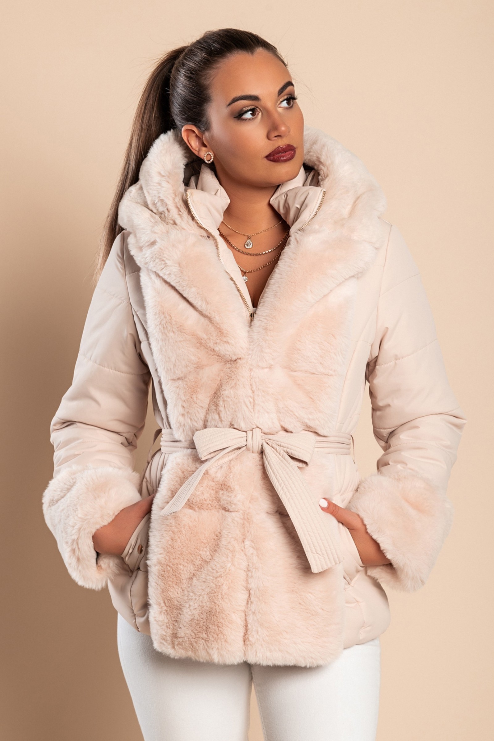 chaqueta-pelo-mujer-414eeu-1.jpg Chaqueta corta acolchada con pelo sintético, beige 71% - Imagen 1