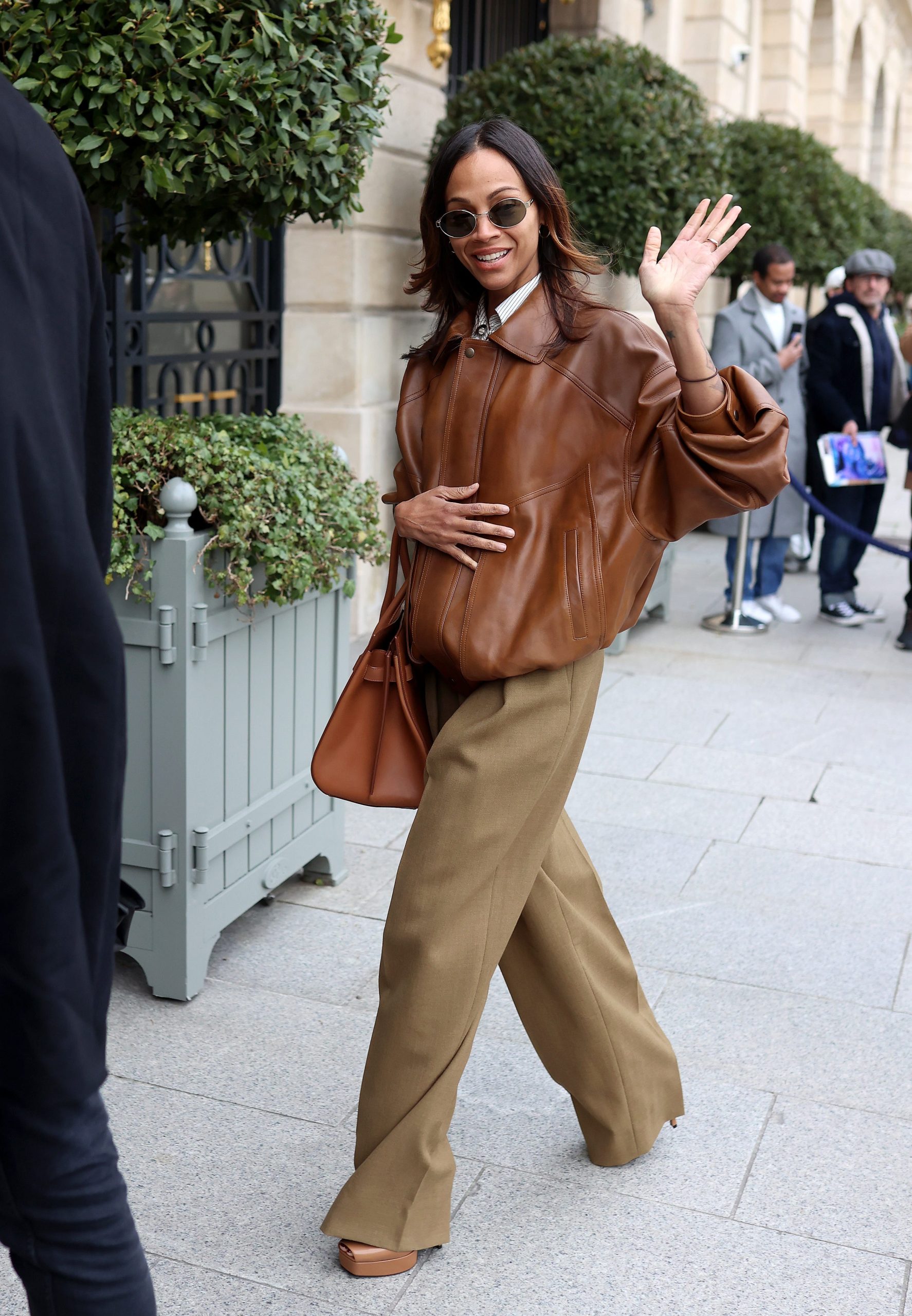 chaqueta-polipiel-mujer-033ngr-1.jpg 7 chaquetas bomber efecto piel para vestir como las famosas esta primavera por menos de 100 euros - Imagen 1