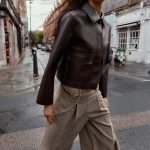 10 chaquetas efecto piel bonitas y atemporales de Zara, Mango o Stradivarius para estrenar este otoño con pantalones vaqueros o vestidos