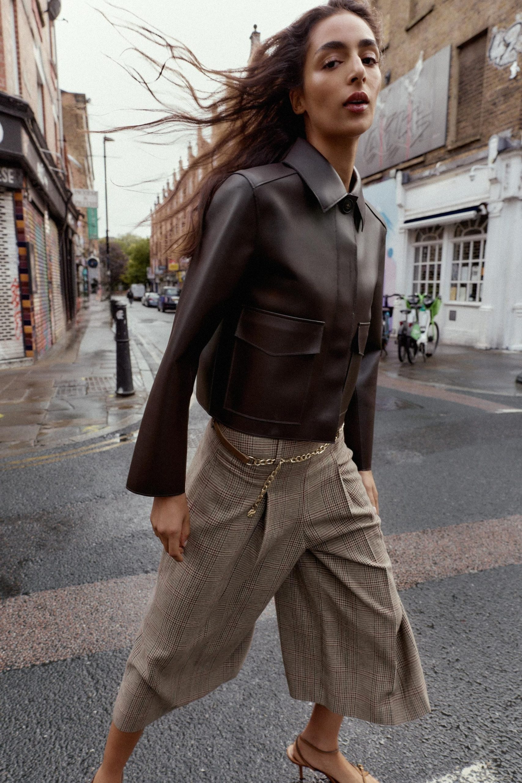 chaqueta-polipiel-mujer-523esk-1.jpg 10 chaquetas efecto piel bonitas y atemporales de Zara, Mango o Stradivarius para estrenar este otoño con pantalones vaqueros o vestidos - Imagen 1
