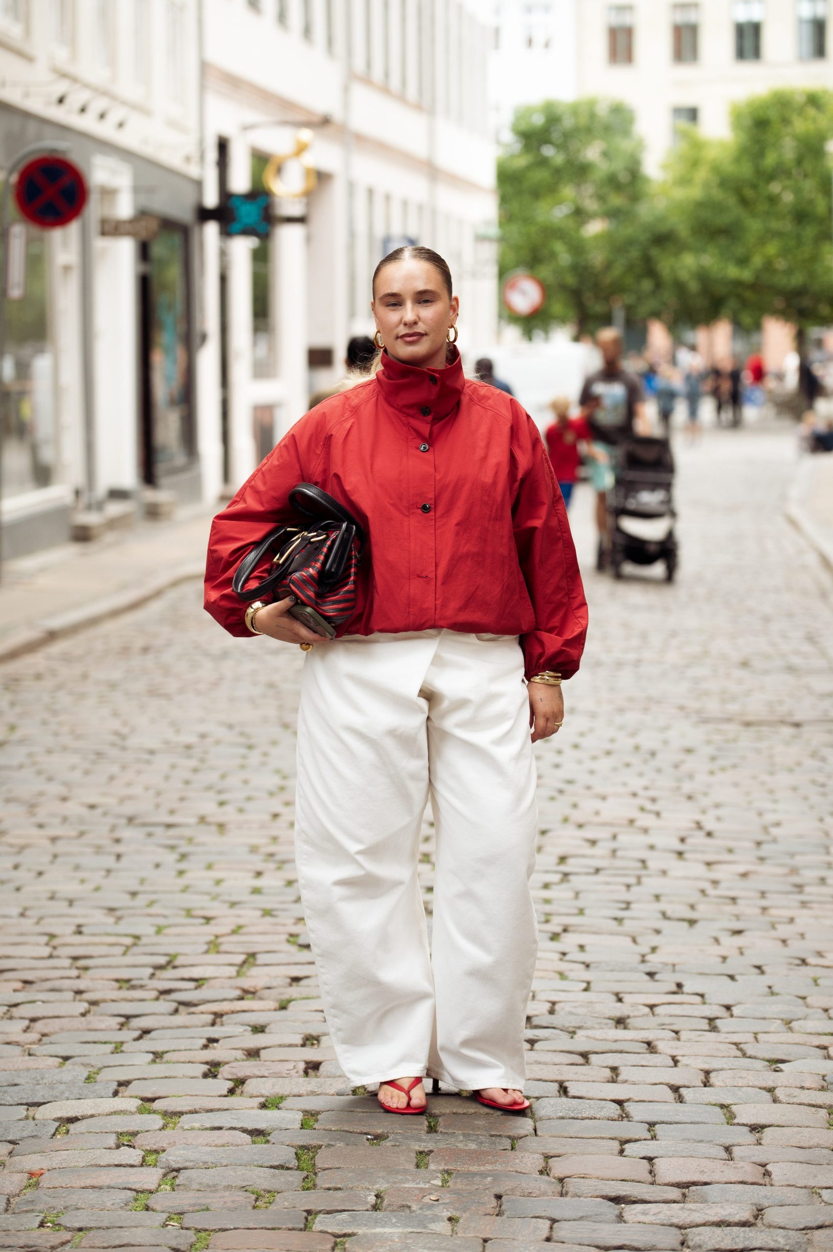 chaqueta-roja-551dik-1.jpg Chaqueta roja: así es la prenda más buscada del otoño por las españolas que tienen en Zara y Mango - Imagen 1