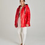 Chaqueta de piel roja con capucha y forro estampado mujer