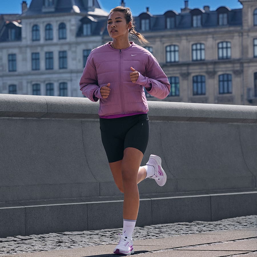 chaqueta-running-mujer-260usq-1.jpg Cómo elegir la mejor chaqueta de running Nike para el frío. Nike ES - Imagen 1