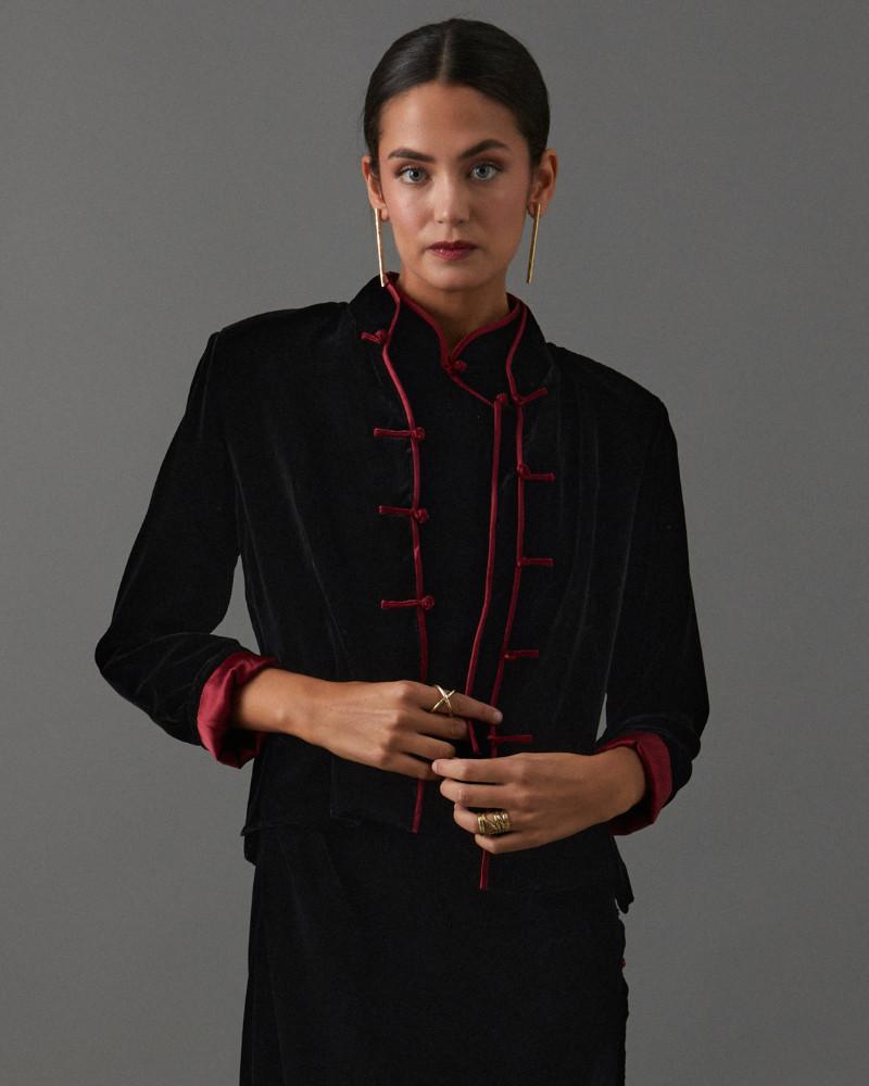 chaqueta-terciopelo-mujer-568tkj-1.jpg CHAQUETA TERCIOPELO CORTA GRANATE - Imagen 1
