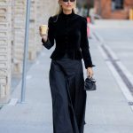 H&M tiene la chaqueta de terciopelo definitiva del otoño invierno: es elegante y afina la cintura gracias a este detalle tendencia